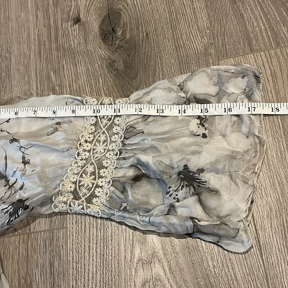 Delicate lined over the head blouse with lace sleeves and bubble hem. - Picture 8 of 11